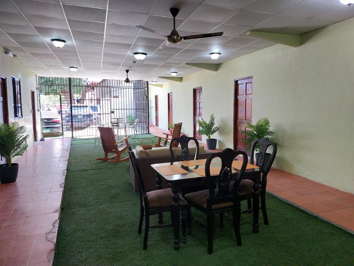 Hospedaje Los Lirios Chitre Exterior photo